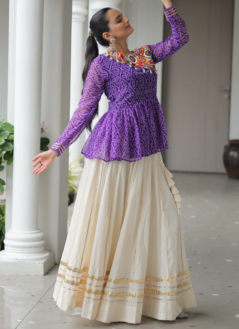 Bandhani Print Gamthi Work Kediya With Off White Lehenga For Navratri - Image 12
