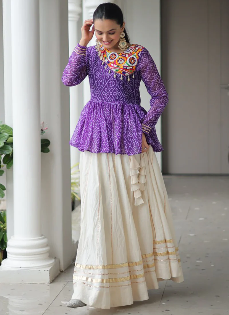 Bandhani Print Gamthi Work Kediya With Off White Lehenga For Navratri - Image 7