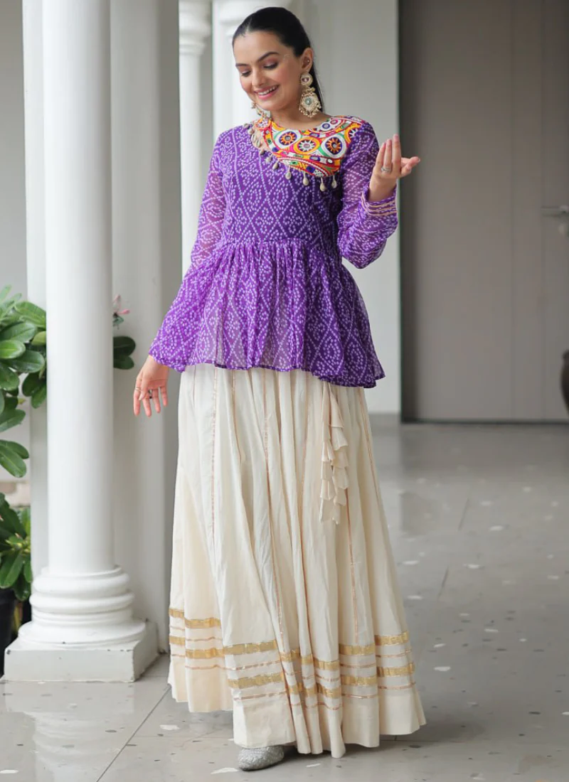 Bandhani Print Gamthi Work Kediya With Off White Lehenga For Navratri - Image 8